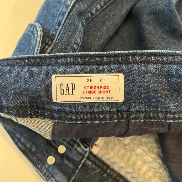 Gap 4" High Rise Stride Short- NWT - Picture 4 of 4